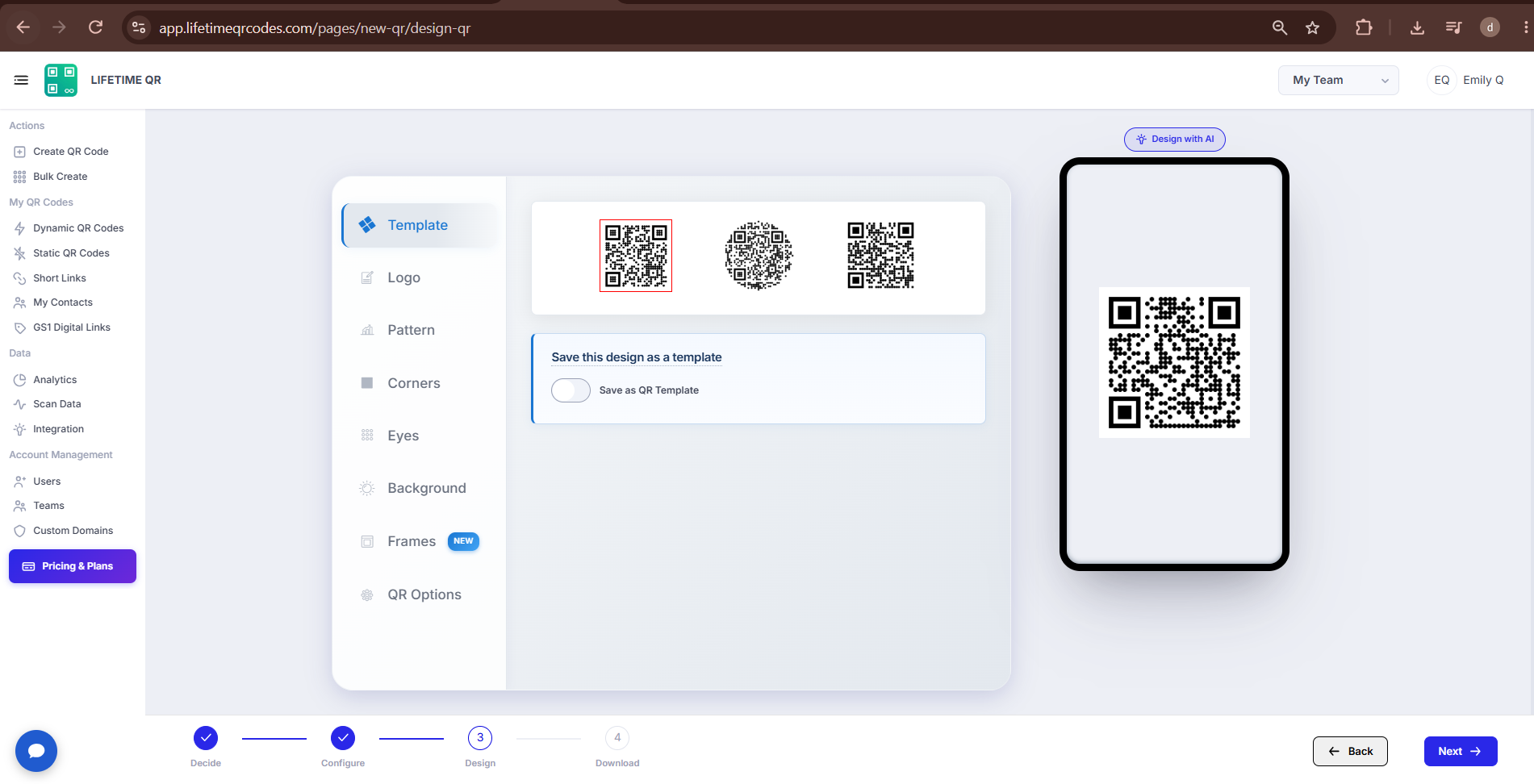 QR design screen with templates, logo upload, patterns, corner styles, and live preview